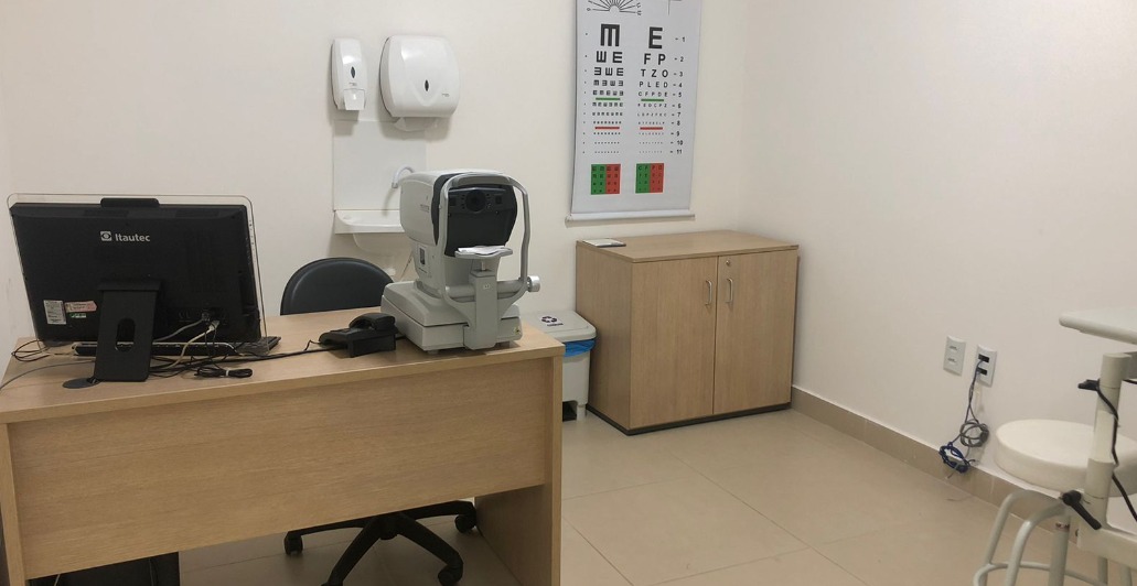 Sala de exames oftalmológicos da Eloclin com equipamento de avaliação visual
