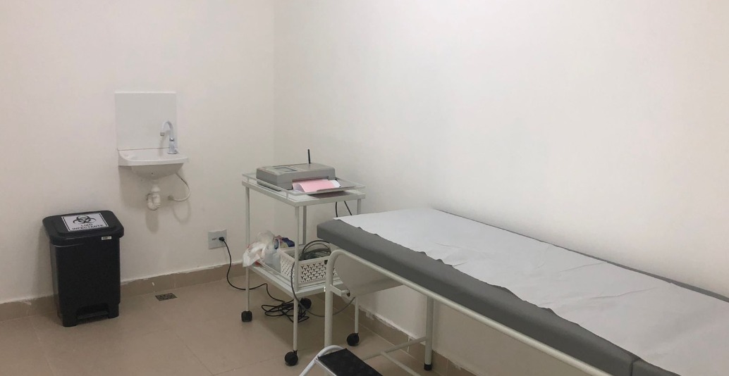 Consultório da Eloclin com maca para avaliação médica