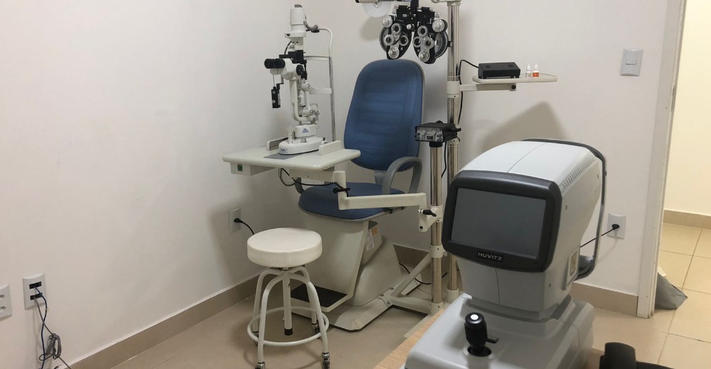 Consultório oftalmológico da Eloclin com cadeira e equipamentos de exame de vista